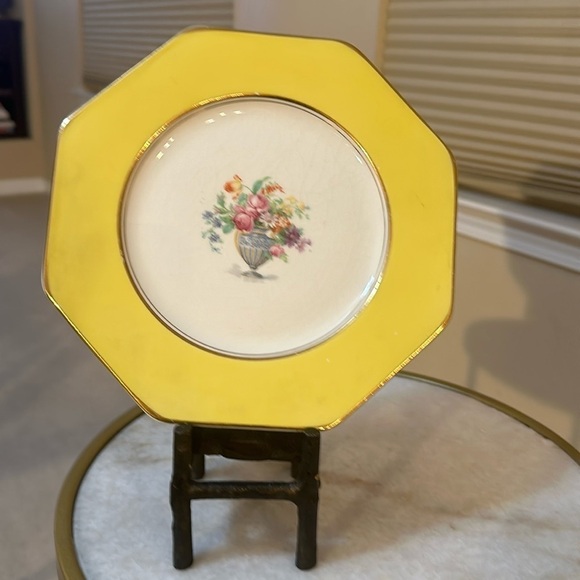Wedgwood & Co Ltd Vintage plate Imperial 1906 octagonal gold Flowers in Vase - Picture 1 of 4